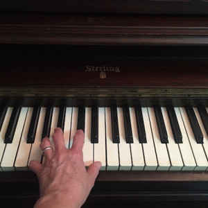 hand on piano