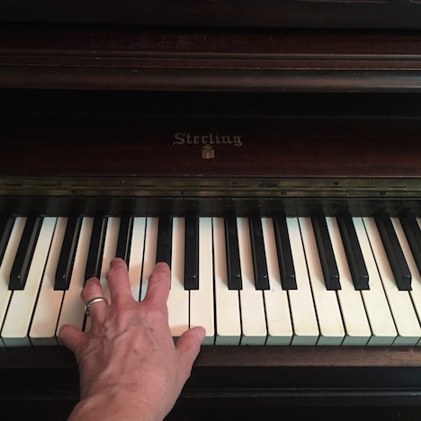 hand on piano